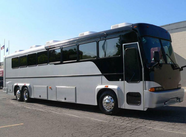 大巴租賃業(yè)務少，如何解決車找人的難題？